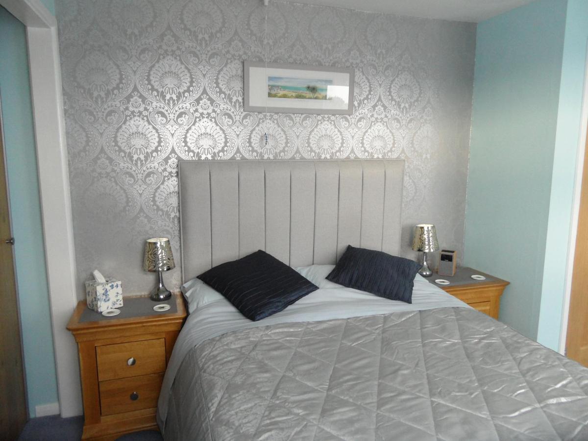 Bed and Breakfast Monterey Pines Хелстон Экстерьер фото