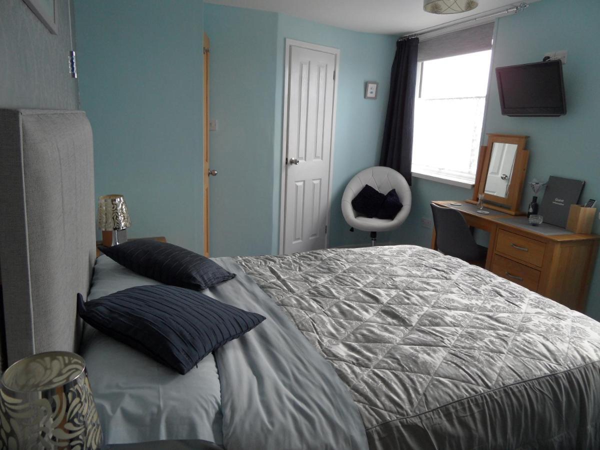Bed and Breakfast Monterey Pines Хелстон Экстерьер фото