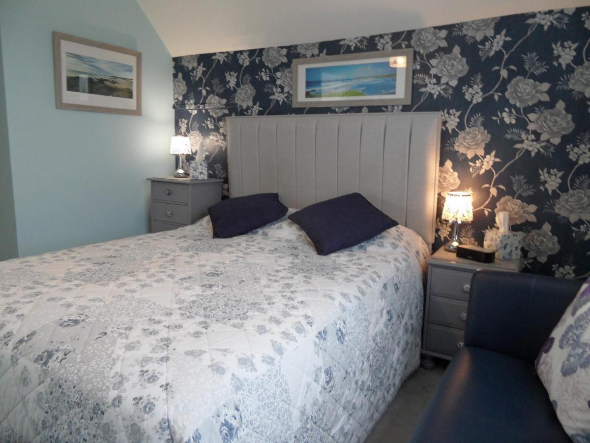 Bed and Breakfast Monterey Pines Хелстон Экстерьер фото