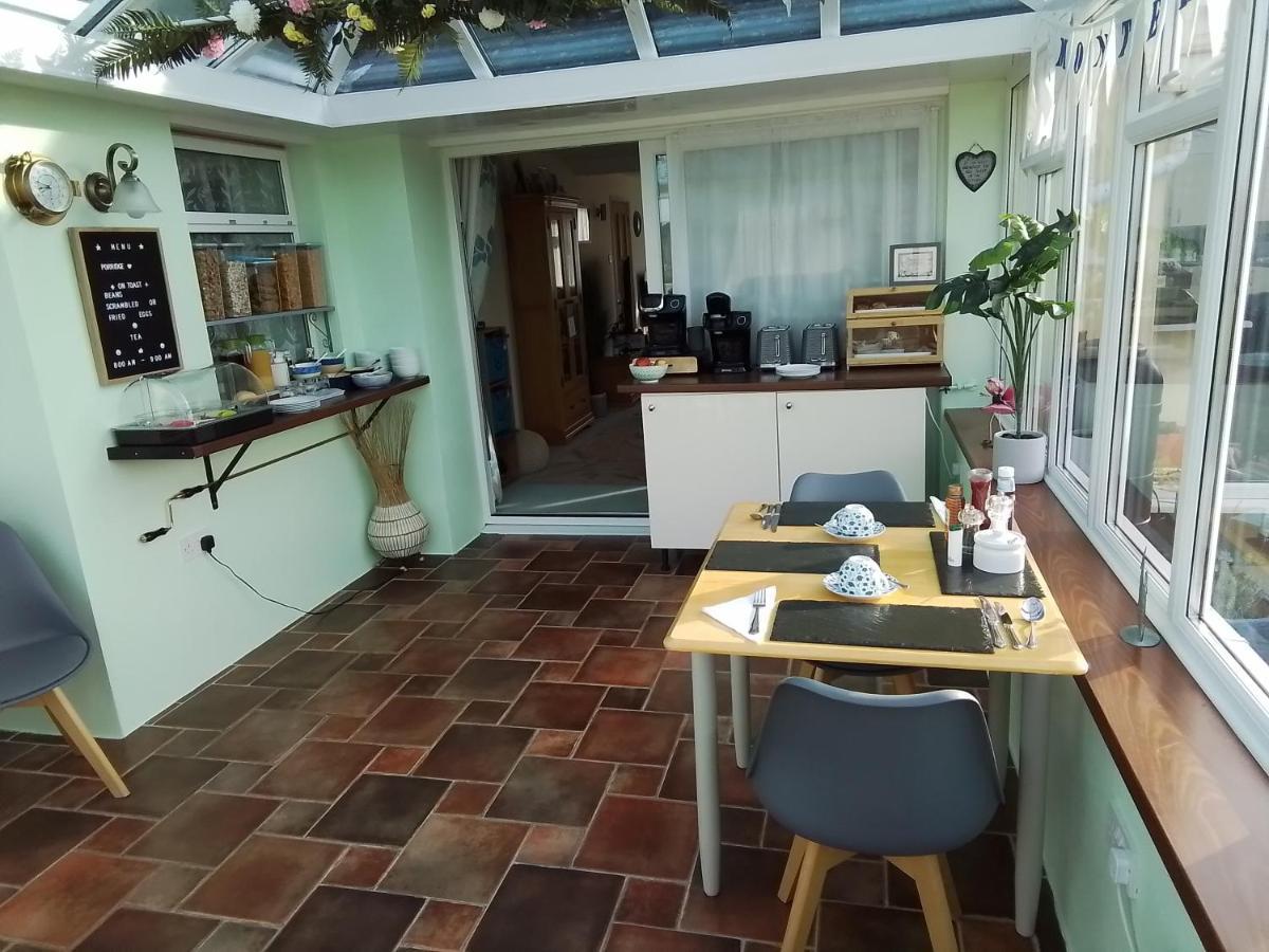 Bed and Breakfast Monterey Pines Хелстон Экстерьер фото